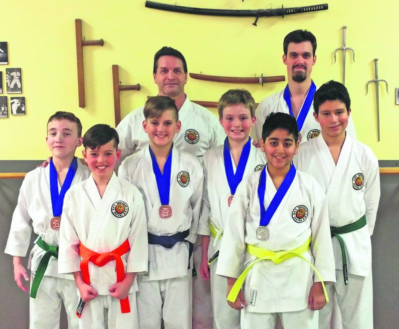 Sur la photo, on aperçoit Mathis Hébert, Jacob Bouthot, Félix Landry, sensei Guy Brodeur, Justin Lalonde, Zain Zakria Chaudhry, Dominic Archambault et Xavier Rémy-Garcia. Absents : Louis Rousseau et Zachary Lamoureux. Photo Courtoisie