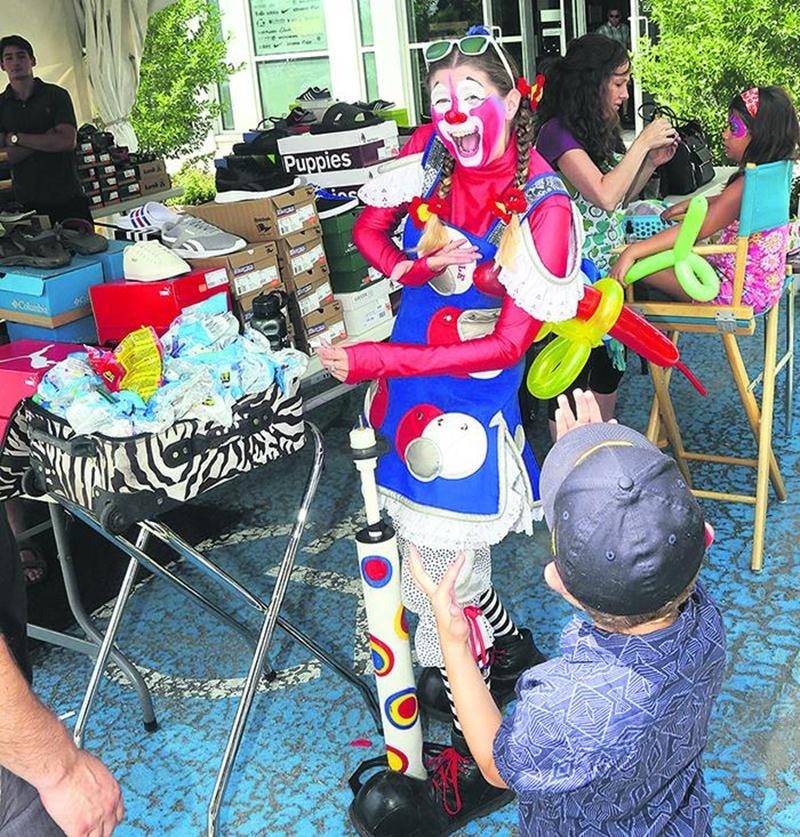 Au M Rendez-vous Marchands, la clownette Virgule Majuscule offrait aux enfants des sculptures de ballons. Photo Robert Gosselin | Le Courrier ©