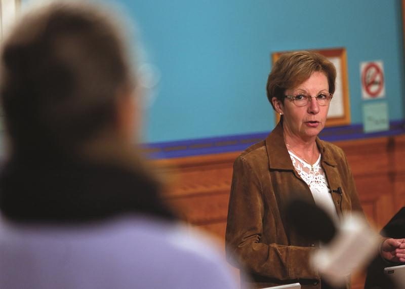 La conseillère du district Cascades, Sylvie Adam, au cours de la séance du conseil de lundi, alors qu’elle s’adressait à Andrée Rochon, du comité Logemen’mêle.  Photo Robert Gosselin | Le Courrier ©