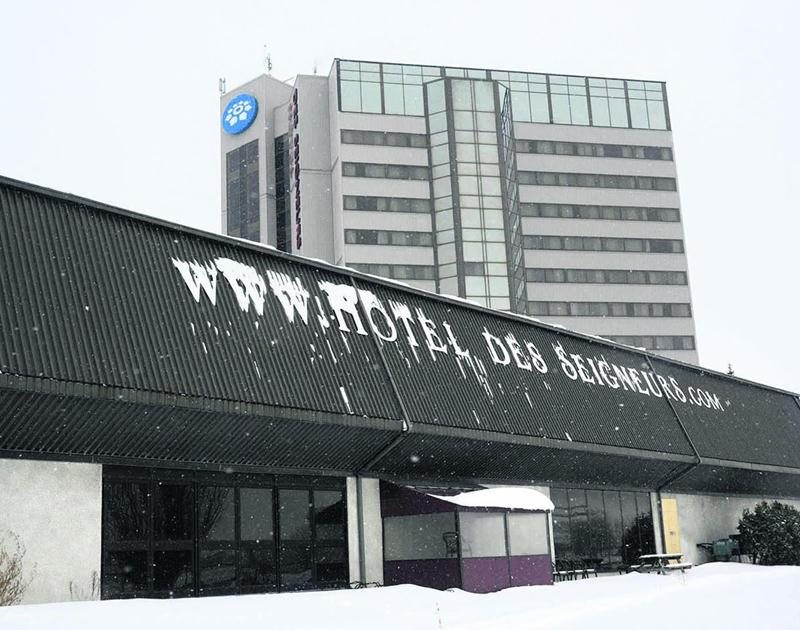Le pic des démolisseurs s’attaquera prochainement à la tour de l’Hôtel des Seigneurs et à son centre des congrès.  Photo François Larivière | Le Courrier ©