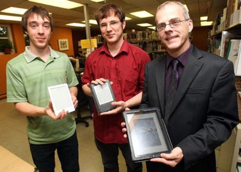 Sur la photo, de gauche à droite : François Provost, formateur; GuillaumeGuertin, formateur; et Yves Tanguay, directeur de la Médiathèque maskoutaine.