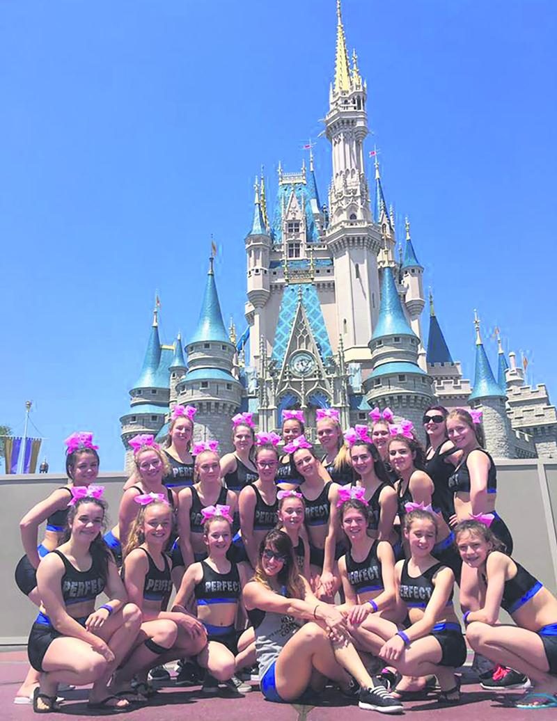 L’équipe Perfect Dream de ProCheer devant le château de Disney World. Photo Courtoisie