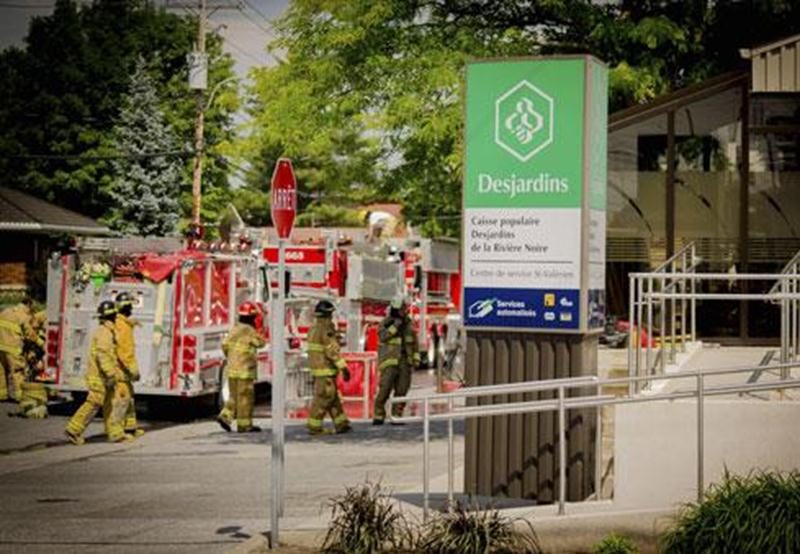 Un bris du système de ventilation a causé un petit incendie à la Caisse Desjardins de Saint-Valérien-de-Milton samedi. Plusieurs pompiers, dont ceux de Saint-Valérien, de Saint-Pie, d'Upton et Saint-Dominique, ont combattu les flammes. C'est une cliente désirant effectuer un retrait au guichet qui a remarqué la présence de fumée à l'intérieur de la caisse et qui a alerté les pompiers. Les dommages se sont limités principalement au système de ventilation. Les sapeurs ont été forcés d'entrer par e