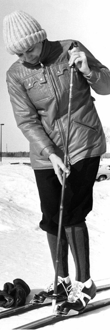 Une skieuse de fond se prépare pour une randonnée sur le terrain du Club de golf Saint-Hyacinthe vers la fin des années 1970. Coll. Centre d’histoire de Saint-Hyacinthe.