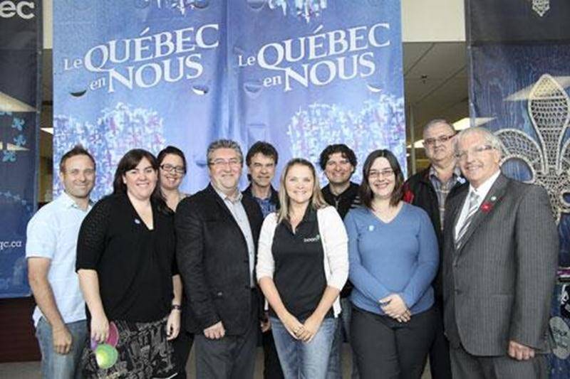 L'équipe du Comité organisateur de la Fête nationale du Québec de Saint-Hyacinthe avec les artistes Yvan Pion (au centre-arrière), Michèle Breton (2 e à partir de la droite à l'avant) et Rémy Bazinet (2 e à partir de la droite à l'arrière).