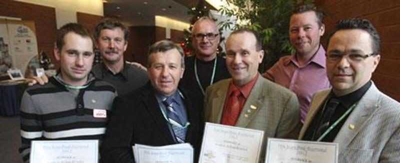 Les membres du Syndicat de l’UPA du Haut-Richelieu, de gauche à droite : Christian Kaiser, Claude Rivard, Mario Boulais, Jaclin Bisaillon, président du syndicat, Réjean Bessette, ancien président de la Fédération de l’UPA de Saint-Hyacinthe, Hervé Barjol et Christian St-Jacques, président de la Fédération de l’UPA de la Montérégie.