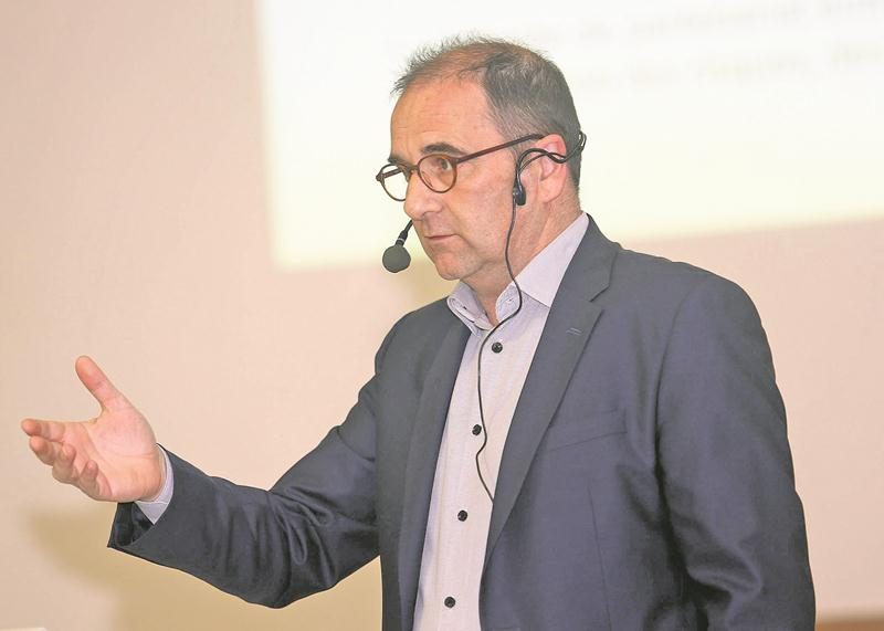Le consultant en gestion publique, Michel Filion a tenu mardi soir, une conférence sur le partenariat entre la Ville de Saint-Hyacinthe et les Centres d’achat Beauward dans le dossier du centre de congrès municipal.  Photo Robert Gosselin | Le Courrier ©