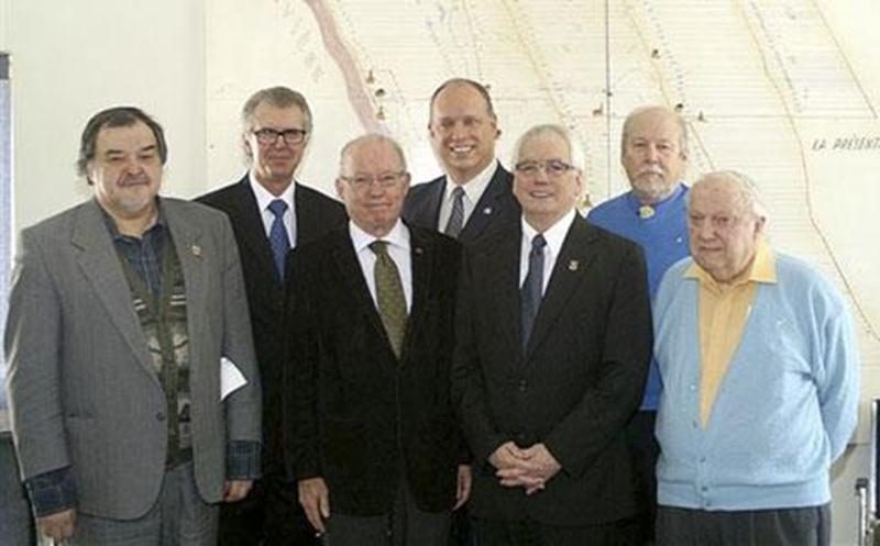 Gilles Rhéaume, du Comité du Mémorial Louis-Joseph Papineau, Benoît Roy, président du Comité du Mémorial, Bernard Landry, ancien premier ministre du Québec, Stéphane Bergeron, député de Verchères, Jacques Villemaire, maire de Saint-Denis-sur-Richelieu, Pierre Pétrin, de la Fondation Saint-Denis, et Onil Perrier, de la Société d'Histoire des Riches-Lieux.