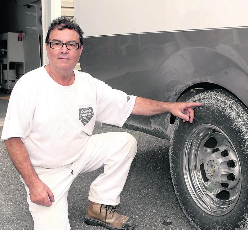 René Bousquet espère être dédommagé pour le nettoyage de son camion, taché par de la peinture de marquage au sol.  Photo Martin Grenier | Le Courrier ©