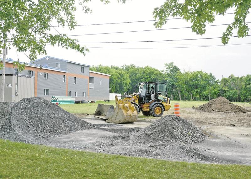 C’est sur ce terrain de la rue Papineau que s’élèvera le nouvel édifice à logements de l’OMH Saint-Hyacinthe. Photo François Larivière | Le Courrier ©