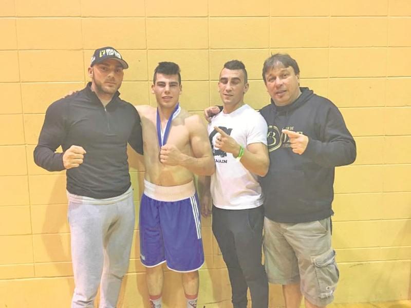Raphaël Courchesne célèbre sa victoire avec son équipe (de gauche à droite : Michaël Dubois, Michaël Gadbois et Marc Seyer) aux Gants Dorés. Photo Facebook