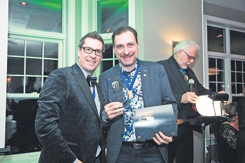Sur la photo, on aperçoit Patrick Roger en compagnie du président de l’Association des photographes professionnels du Québec, Benoît Legault, après la remise de son trophée.