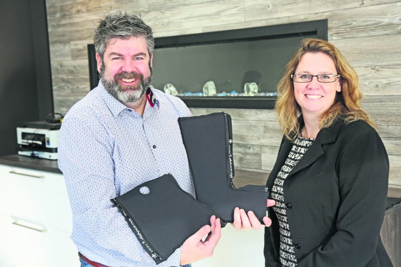 Le président de Turtlebrace, Serge-Éric Blais, en compagnie de la directrice du développement industriel de Saint-Hyacinthe Technopole, Karine Guilbault. Photo Robert Gosselin