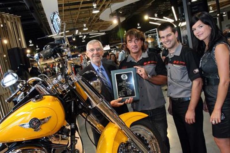 Au terme d'un investissement de 4 M$, Carrier Harley-Davidson a célébré officiellement son ouverture en compagnie des dignitaires le mercredi 17 août. Le magasin de produits Harley-Davidson est considéré comme l'un des plus grands du Canada; l'entreprise emploie 26 personnes. Plus d'une soixantaine de modèles de motos sont disponibles ainsi qu'une panoplie d'objets dérivés. Le chanteur Éric Lapointe a agi en tant que porte-parole officiel. Carrier Harley-Davidson est ouvert depuis le 1<sup>er</s