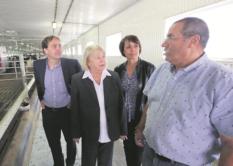 Sur la photo, dans l’ordre habituel, Jean Nolet, président-directeur général de la Coop Carbone; Francine Morin, préfet de la MRC des Maskoutains; Pascale Tremblay, commissaire au développement agricole et agroalimentaire à la MRC des Maskoutains; et Yvan Michon, producteur agricole.  Photo Robert Gosselin | Le Courrier ©