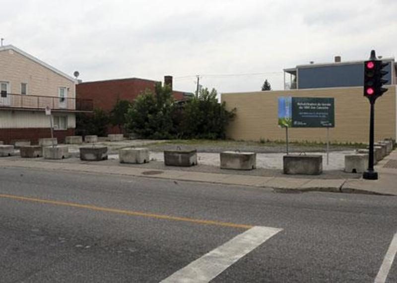 Le projet de réhabilitation environnementale du terrain vacant situé au 1090, rue Des Cascades vient d'être reporté à l'été 2014. La Ville a rejeté toutes les soumissions reçues puisqu'elles excédaient, et de loin, ses prévisions budgétaires pour les coûts de décontamination. Le plus bas soumissionnaire a proposé un contrat de 283 000 $ alors que les coûts de réhabilitation étaient évalués à 190 000 $ par EXP, la firme mandatée par la Ville pour l'estimé. Les deux autres soumissions se chiffraie