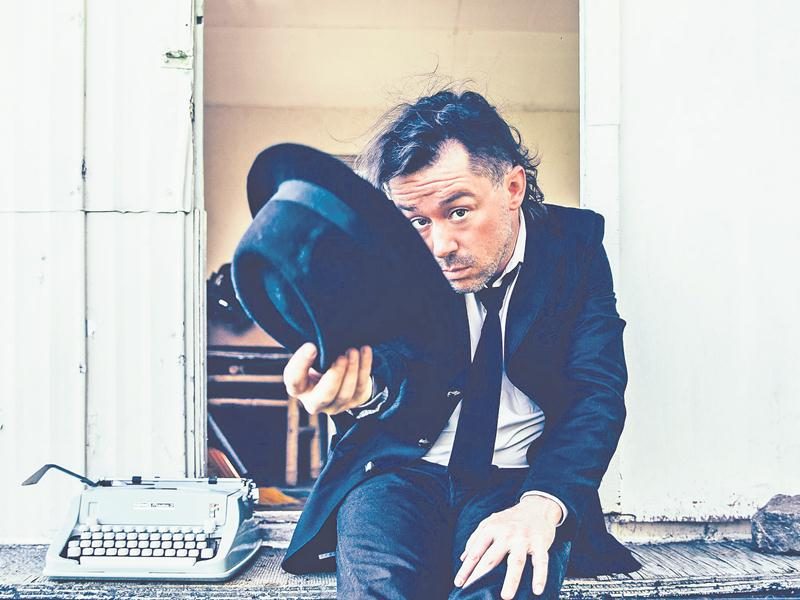 Sur un ton moqueur, le chanteur propose à la population de « venir découvrir un artiste promis à un bel avenir », faisant référence au fait que plusieurs n’ont encore jamais entendu parler de lui malgré sa belle carrière. Photo courtoisie
