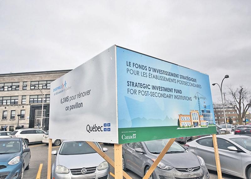 Le gouvernement a installé une affiche devant l’entrée principale de la Faculté de médecine vétérinaire pour annoncer au public sa part d’investissement dans un futur pôle de recherche.