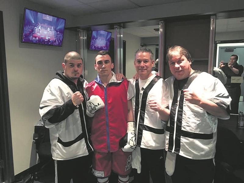 Michaël Gadbois, entouré des entraîneurs Martin Germain (à gauche), Alain St-Amand et Marc Seyer (à droite), avant son combat. Photo Courtoisie Facebook