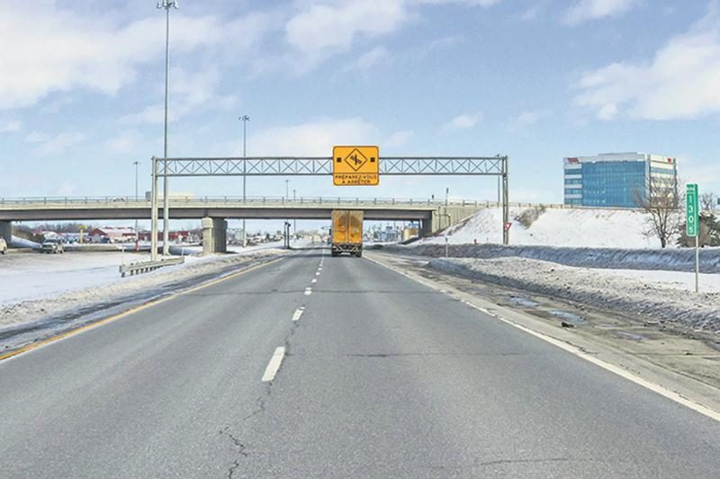 Deux fois par jour, un train de marchandises regroupant un nombre maximal de 50 wagons traverse l’autoroute pour desservir le parc industriel Théo-Phénix. Photo François Larivière | Le Courrier ©