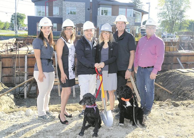 Sur la photo dans l’ordre habituel, Annie Hurteau, chargée de projet chez Construction Gératek; Annick Demers, directrice de compte chez Desjardins Entreprises-Vallée du Richelieu-Yamaska; Patrick Beaudoin, vétérinaire; Any Morissette, vétérinaire; Justin Viens, architecte et Paul Théroux, ingénieur au groupe CME. Photo François Larivière | Le Courrier ©