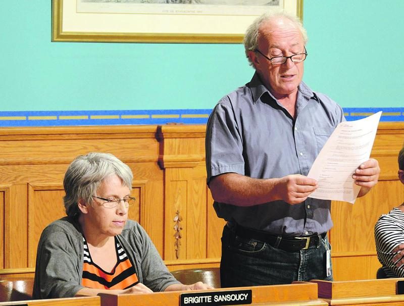 Lundi, la conseillère Brigitte Sansoucy s’est opposée à l’adoption du projet de résolution, après sa lecture par son collègue Donald Côté. Photo François Larivière | Le Courrier ©