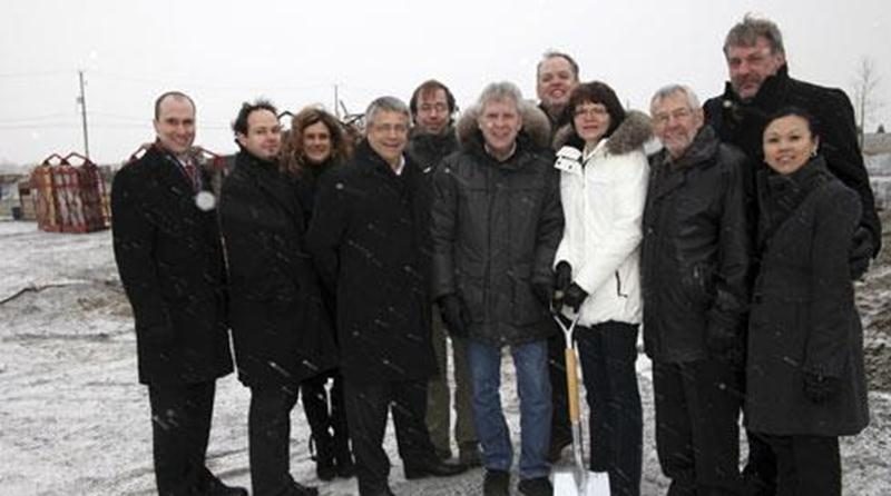 Sur la photo, au centre, tenant la pelle, Yves Trudeau et son associée, Odette Hervieux, de Quartz Nature. Ils sont entourés de Louis Bédard et Éric Dubé, ingénieurs de la firme exp., de Jean Dumas, de Construction Bugère, de David Lefebvre et Yim Han, de la Banque de développement du Canada, de Martin Brind’Amour, de la firme JCF Architecte, du maire Claude Bernier ainsi que de Nathalie Laberge et Mario De Tilly, du CLD Les Maskoutains.