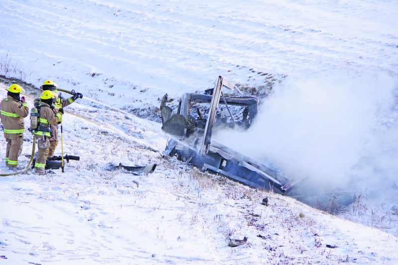 Un camion transportant du propane a pris feu à la suite d’une sortie de route, nécessitant l’intervention des pompiers de Saint-Hyacinthe.   Photo Dominique St-Pierre ©