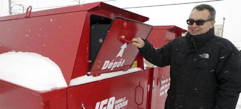 Le propriétaire du IGA Jodoin à Douville s'est assuré que les dons de vêtements restent dans la communauté maskoutaine en installant deux conteneurs associés à des organismes d'ici.