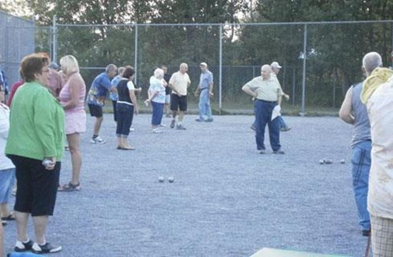 Les amateurs de pétanque sont invités à participer à un tournoi amical le jeudi 21 août à compter de 13 h, sur le terrain des Loisirs Notre-Dame (situé au 2860, rue Saint-Prosper). Les participants pourront s’inscrire sur place entre 11 h et midi au coût modique de 5 $. La moitié des revenus d’inscription sera remise en bourse. En cas de pluie, le tournoi sera reporté le jeudi suivant, le 28 août. Bienvenue aux débutants et apportez vos chaises. Vous passerez un moment agréable entre amis. Pour
