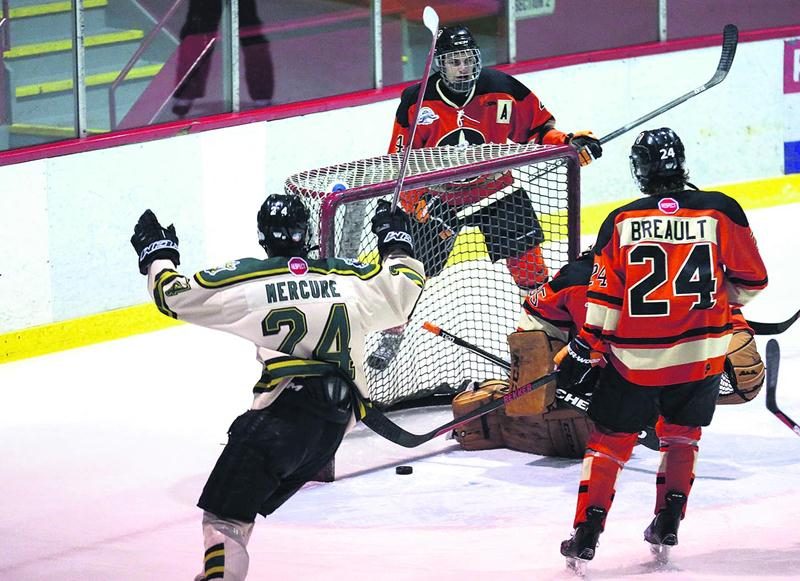 Les Gaulois ont été sacrés champions de la division Tacks après leur victoire de 4 à 3 face aux ­Cantonniers de Magog au Stade L.-P.-Gaucher vendredi soir. Photo Robert Gosselin | Le Courrier ©