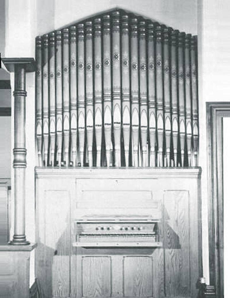 L’orgue Opus 9 de Casavant Frères, alors qu’il se trouvait encore dans l’ancienne église anglicane Saint Saviour, de Lacolle. Photo Ministère de la Culture et des Communications