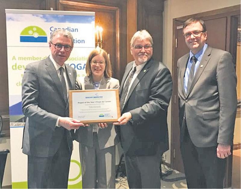 De gauche à droite : Claude Corbeil, maire de Saint-Hyacinthe, Jennifer Green, présidente et directrice générale de Canadian Biogas Association, Louis Bilodeau, directeur général de la Ville de Saint-Hyacinthe, et Pierre Mathieu, directeur du Service de la gestion des eaux usées et de la biométhanisation.