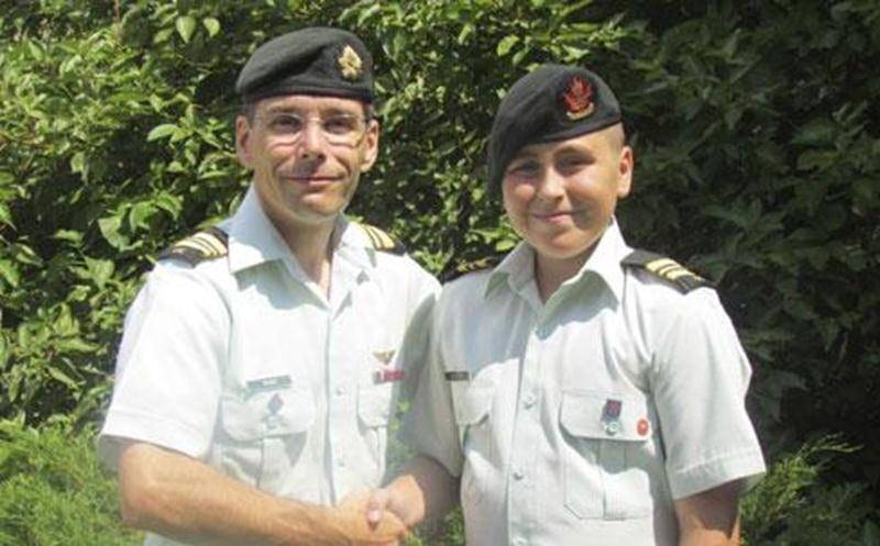 Le cadet commandant d’un jour Raphaël Rodier lors de la remise de grade accompagné du commandant de la Compagnie A, le major Yves McGee CD.