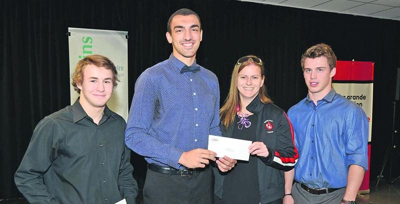 Grâce au soutien financier de la Caisse Desjardins de Saint-Hyacinthe, le Saint-Hyacinthe Élite a pu partager 20 000 $ à 66 athlètes de chez nous lors du gala 2015. Dans le volet masculin, seuls quatre ont atteint le niveau international. Les récipiendaires de la Catégorie Or en 2015 posent ici en compagnie de la conférencière invitée, Sandra Lize, athlète olympique en water-polo. De gauche à droite : Benjamin Daviau, judo; Jérôme Desrosiers, basketball; Sandra Lize et Anthony Beauvillier, hocke