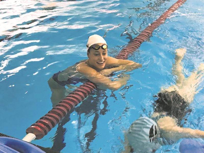 Katerine Savard, médaillée aux Jeux olympiques de Rio, a donné quelques conseils aux nageurs maskoutains lors d’un récent passage au CNSH. Photo Courtoisie