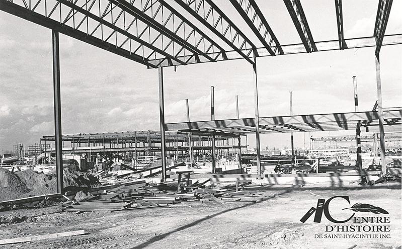 Construction de la Polyvalente Hyacinthe-Delorme en 1971. Centre d’histoire de Saint-Hyacinthe, CH380.