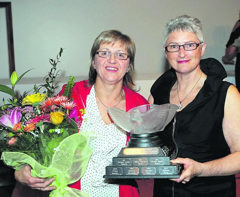 Pascale Maziers (à gauche) a remporté le trophée d’agricultrice de l’année à l’échelle régionale. La gagnante pose en compagnie de Jeannine Messier, présidente de la section Montérégie-Est à la Fédération des agricultrices du Québec. Photo Robert Gosselin | Le Courrier ©