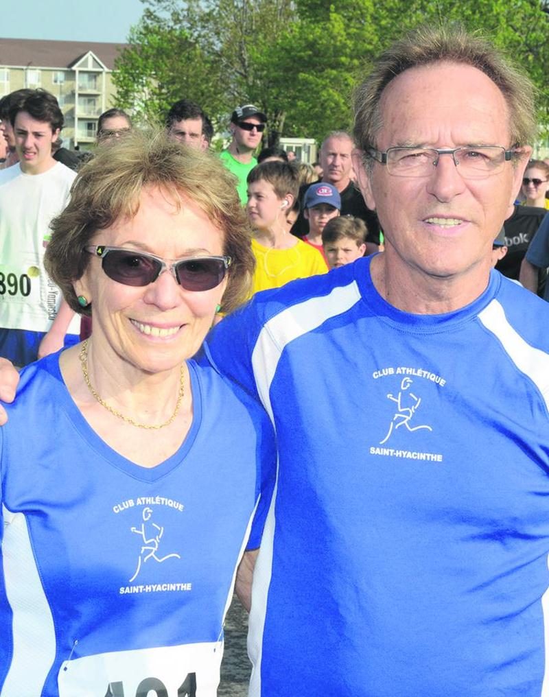 Alice Cole, détentrice du record du monde au 800 m chez les maîtres, a parcouru le trajet de 5 km en 29 min 10 s. On l’aperçoit avec le ­coordonnateur du Défi Gérard-Côté, Marcel ­Trépanier.