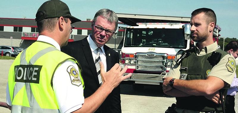 Le maire Claude Corbeil s’est rendu sur place pour être témoin du déploiement des mesures d’urgence du Plan municipal de sécurité civile. Photo François Larivière | Le Courrier ©