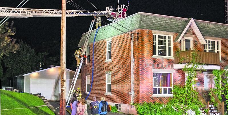 Les pompiers ont mis près de deux heures afin de maîtriser les flammes qui faisaient rage dans l’immeuble à logements de l’avenue de la Concorde Sud. Photo Courtoisie zone911