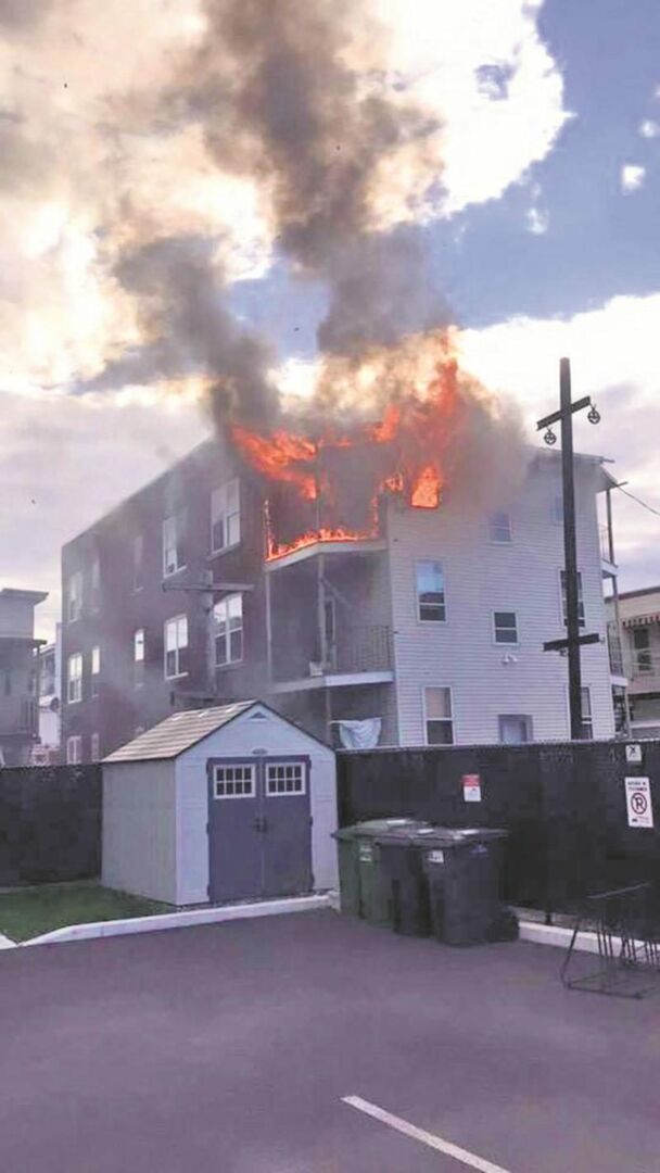 Le logement a été envahi par d’intenses flammes avant l’arrivée des pompiers. Photo Courtoisie Luc Boileau