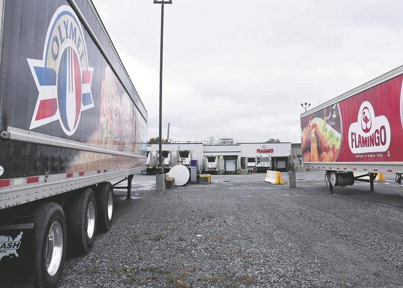 L’usine de transformation de volaille Olymel/Flamingo située dans le district Sainte-Rosalie a reçu pour le moment 24 travailleurs de l’usine de désossage de porc de Saint-Hacinthe qui fermera ses portes fin septembre 2017. Photo François Larivière | Le Courrier ©