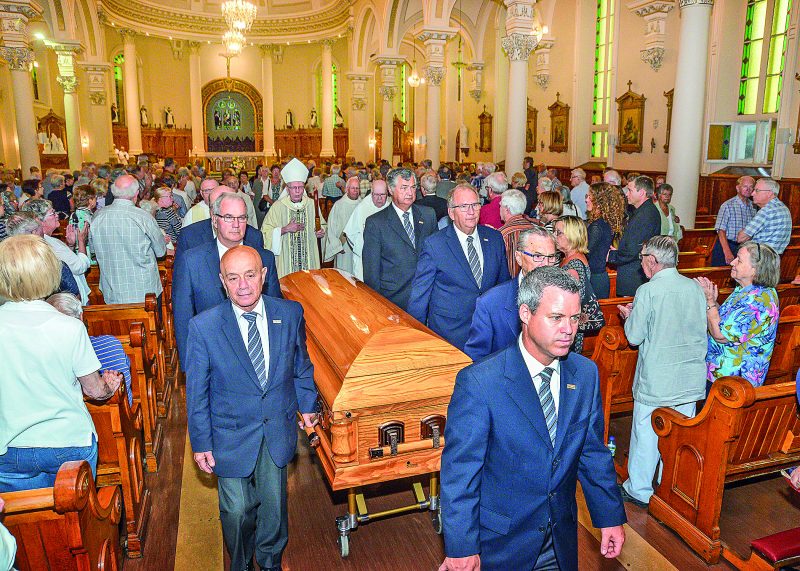 L’église Notre-Dame-du-Rosaire était en bonne partie remplie pour les funérailles du père Roger Lussier, qui était curé de la paroisse depuis 1983. Photo François Larivière | Le Courrier ©
