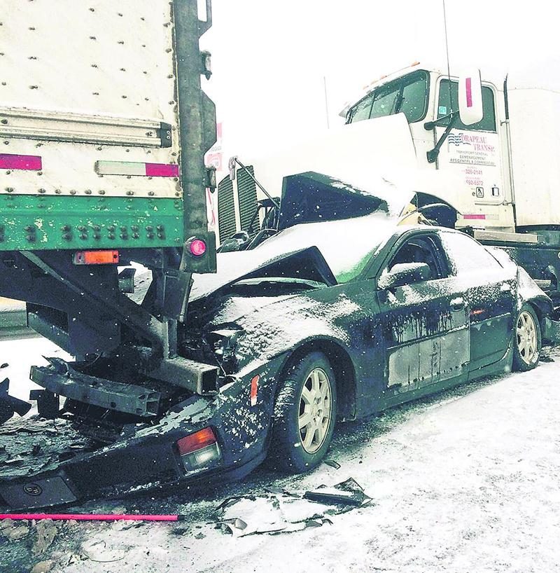 Malgré les apparences dramatiques de cette photo, les deux occupants de la voiture n’auraient pas subi de blessures graves selon la SQ. Photo Bruno Beauregard