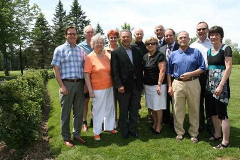 Le comité organisateur de l'Omnium Denis-Chartier. De gauche à droite : Benoit Chartier, Guy Bienvenue, Olivette Beauregard, Jacqueline Bienvenue, Robert Bobin (président d'honneur), Rosaire Mailloux, Colette Boulay, Hervé Gagnon, Martin Laplante, Jean-Guy Jodoin, Pascal Milotte et Monique Laliberté.