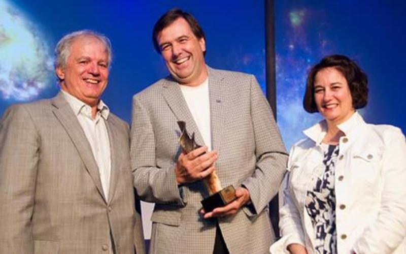 Le directeur général de la Ville de Saint-Hyacinthe, Louis Bilodeau, a reçu le prix Mérite 2011 de la Corporation des officiers municipaux agréés du Québec (COMAQ), le 3 juin. La récompense atteste de son parcours et de son engagement exceptionnels au sein de la Corporation dont il est membre depuis près de 25 ans. M. Bilodeau en a même été le vice-président en 2007 et 2008. Le Mérite COMAQ est décerné chaque année, depuis 25 ans, à un membre s’étant distingué au sein de la Corporation et tout a