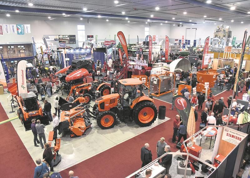 Le temps du Salon de l’agriculture sont regroupés sous un même toit de nombreux manufacturiers d’équipements agricoles, des semenciers ainsi que des institutions financières. Photo François Larivière | Le Courrier ©