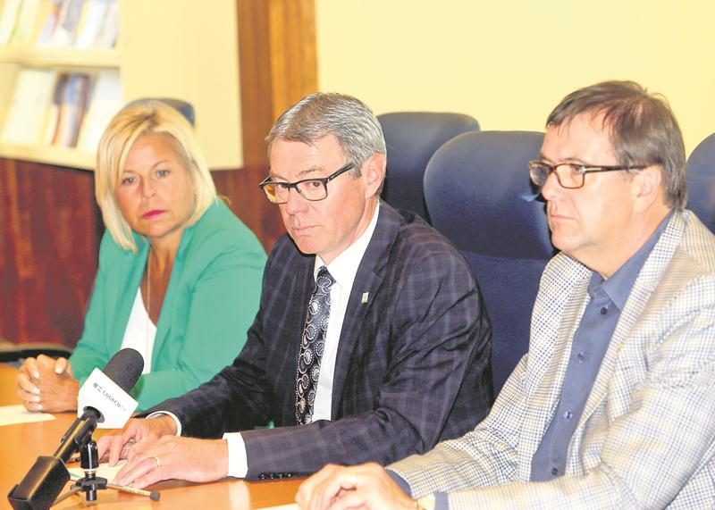 À la conférence de presse de mardi matin, le maire Claude Corbeil était entouré de la directrice générale adjointe, Chantal Frigon et du directeur général, Louis Bilodeau.  Photo Robert Gosselin | Le Courrier ©