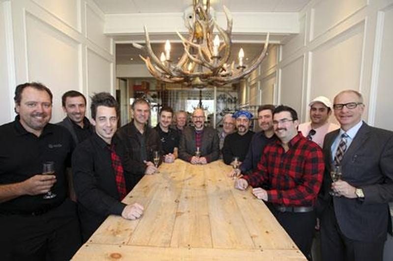 Réputé pour être le mois des morts, Novembre est aussi associé aux moustaches. Le mouvement Movender, qui consiste à sensibiliser la population à la santé masculine par le port de la moustache pendant tout le mois, a de nombreux adeptes dans la région. Au Club de golf La Providence, qui abrite le nouveau restaurant Le Panache, le personnel a déjà mis les poils à la roue. Jusqu'à la fin du mois, et pour chaque consommation vendue, 1 $ ira à la cause. Un « Mo-Parté » aura lieu le jeudi 24 novembre
